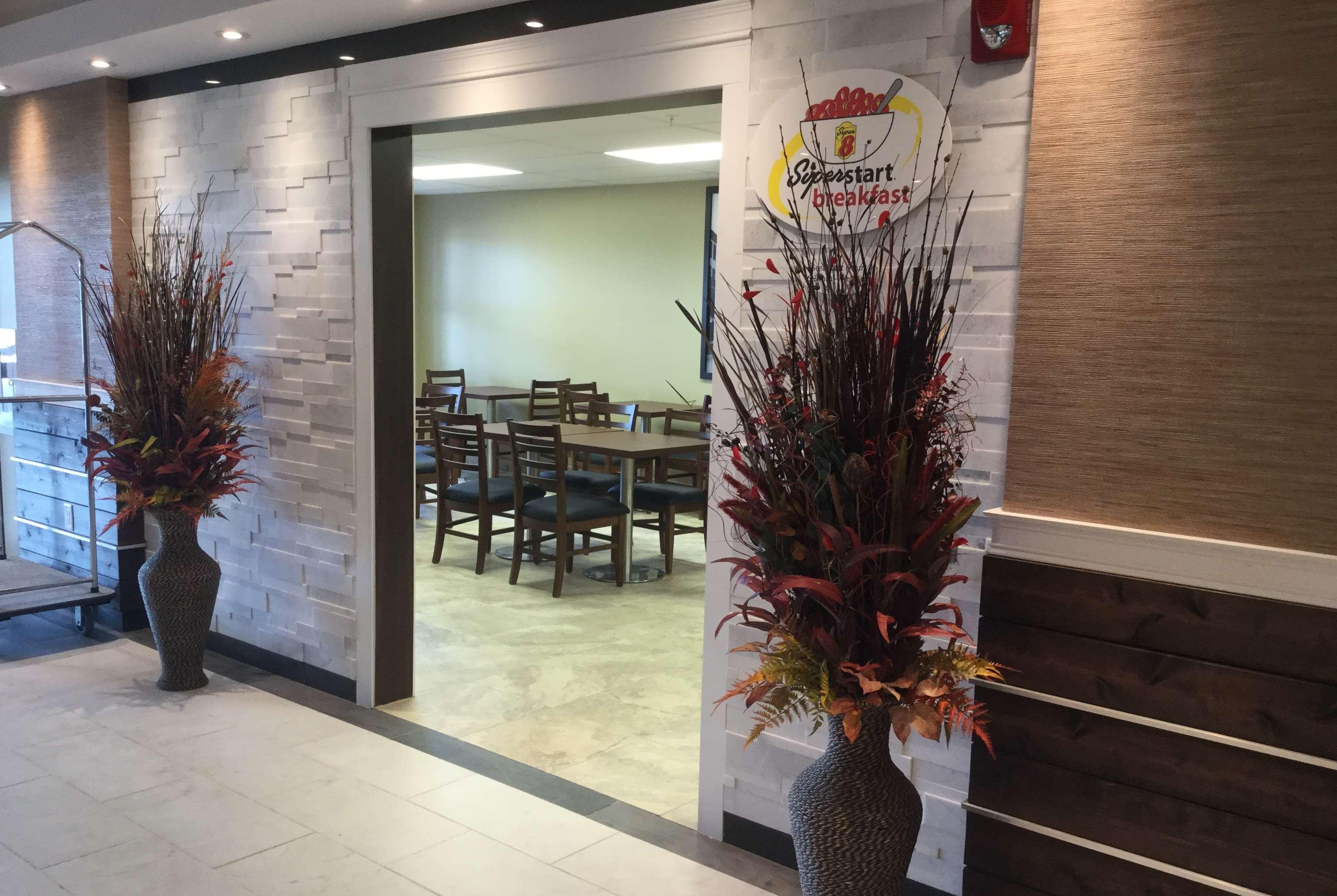 Super 8 By Wyndham Hardisty Hotel Buitenkant foto